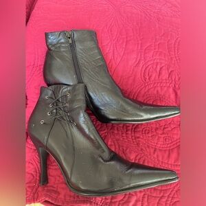 Donna Valenta Italian Style Size 39/8 Leather Black Ankle Boot heel w/zipper